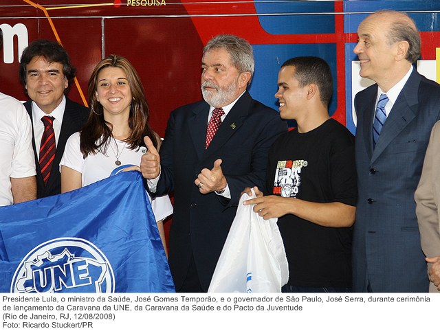Presidente Lula, o ministro da Saúde, José Gomes Temporão, e o governador de São Paulo, José Serra, durante cerimônia de lançamento da Caravana da UNE.