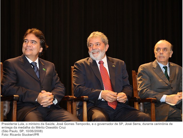 Presidente Lula, o ministro da Saúde, José Gomes Temporão, e o governador de SP, José Serra, durante cerimônia de entrega da medalha do Mérito Oswaldo Cruz.