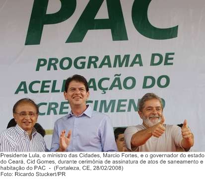 Presidente Lula, o ministro das Cidades, Marcio Fortes, e o governador do estado do Ceará, Cid Gomes, durante cerimônia de assinatura de atos de saneamento e habitação do PAC.