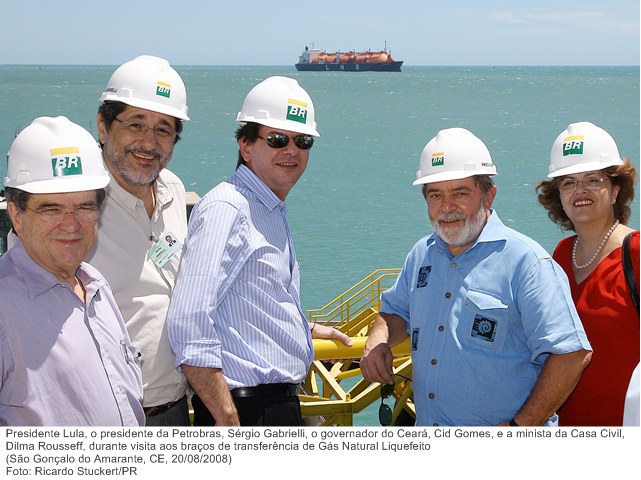 Presidente Lula, o pres. da Petrobras, Sérgio Gabrielli, o gov. do Ceará, Cid Gomes, e a minista da Casa Civil, Dilma Rousseff, durante visita aos braços de transferência de Gás Natural.