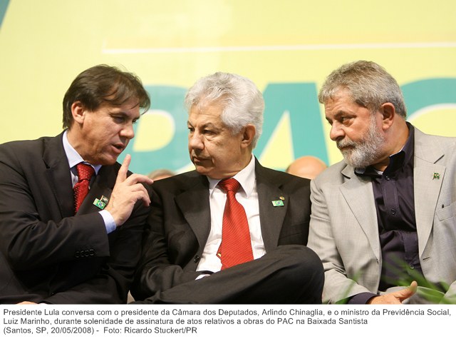 Presidente Lula, o presidente da Câmara dos Deputados, Arlindo Chinaglia, e o ministro da Previdência Social, Luiz Marinho, durante solenidade de assinatura de atos relativos a obras do PAC.