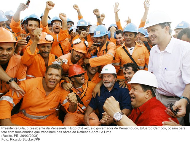 Presidente Lula, o presidente da Venezuela, Hugo Chávez, e o governador de Pernambuco, Eduardo Campos, posam para foto com funcionários que trabalham nas obras da Refinaria Abreu e Lima.jpg