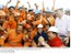 Presidente Lula, o presidente da Venezuela, Hugo Chávez, e o governador de Pernambuco, Eduardo Campos, posam para foto com funcionários que trabalham nas obras da Refinaria Abreu e Lima.jpg
