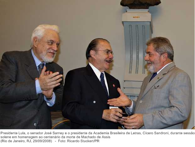 Presidente Lula, o senador José Sarney e o presidente da Academia Brasileira de Letras, Cícero Sandroni, durante sessão solene em homenagem ao centenário da morte de Machado de Assis.