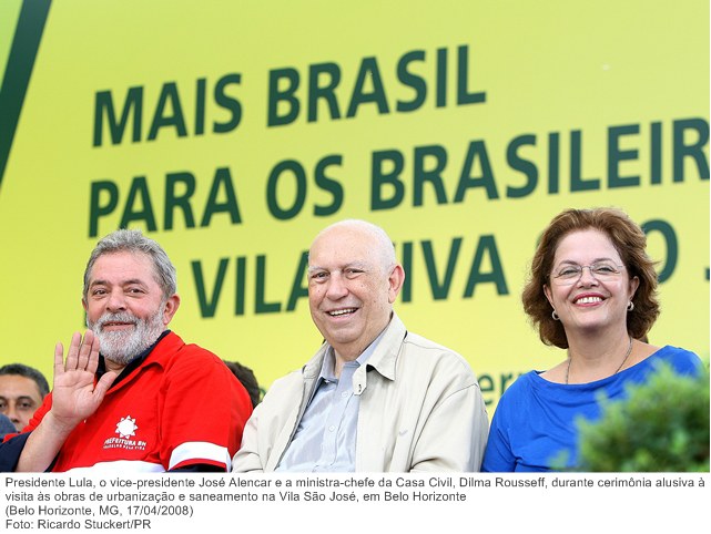 Presidente Lula, o vice-presidente José Alencar e a ministra-chefe da Casa Civil, Dilma Rousseff, durante cerimônia alusiva à visita às obras de urbanização e saneamento na Vila São José.