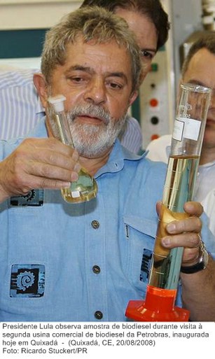 Presidente Lula observa amostra de biodiesel durante visita à segunda usina comercial de biodiesel da Petrobras, inaugurada hoje em Quixadá.