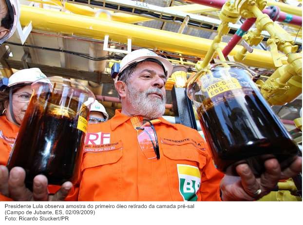 Presidente Lula observa amostra do primeiro óleo retirado da camada pré-sal.
