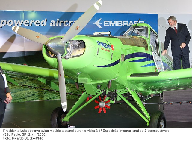 Presidente Lula observa avião movido a etanol durante visita à 1ª Exposição Internacional de Biocombustíveis.