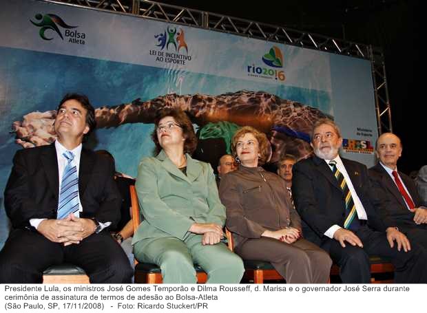 Presidente Lula, os ministros José Gomes Temporão e Dilma Rousseff, d. Marisa e o governador José Serra durante cerimônia de assinatura de termos de adesão ao Bolsa-Atleta.