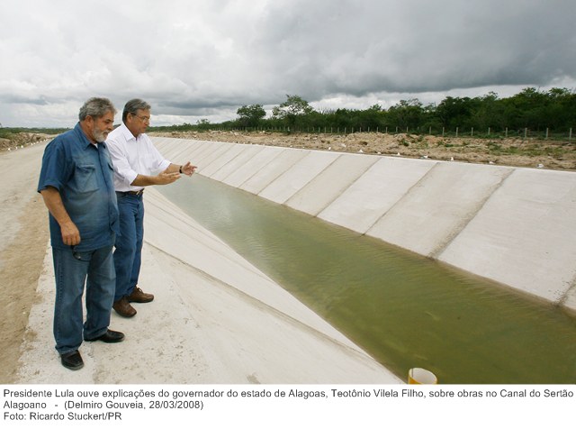 Presidente Lula ouve explicações do governador do estado de Alagoas, Teotônio Vilela Filho, sobre obras no Canal do Sertão Alagoano.