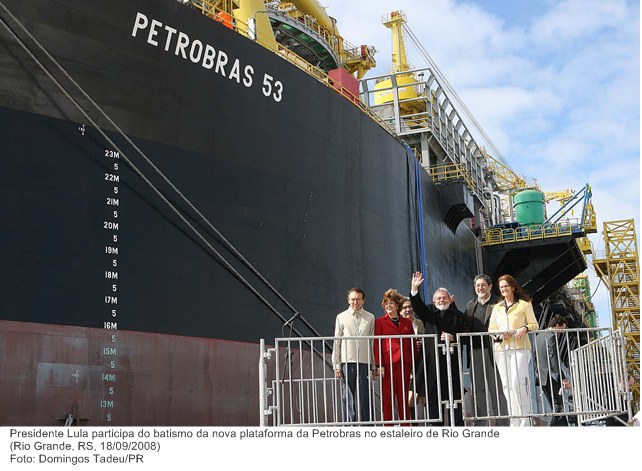 Presidente Lula participa do batismo da nova plataforma da Petrobras no estaleiro de Rio Grande.