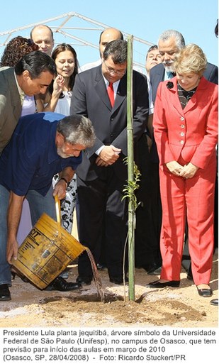 Presidente Lula planta jequitibá, árvore símbolo da Universidade Federal de São Paulo (Unifesp), no campus de Osasco.