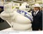 Presidente Lula posa ao lado do mascote da fábrica de pneus de mineração e terraplanagem, Michelin, no Rio de Janeiro-RJ.