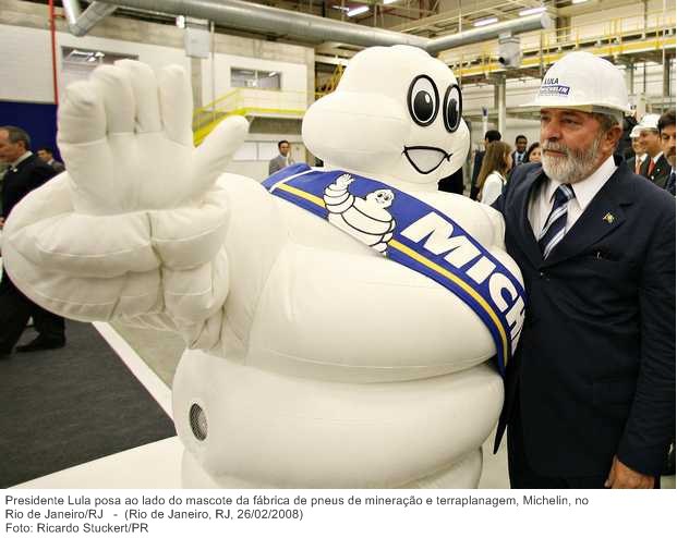 Presidente Lula posa ao lado do mascote da fábrica de pneus de mineração e terraplanagem, Michelin, no Rio de Janeiro-RJ.