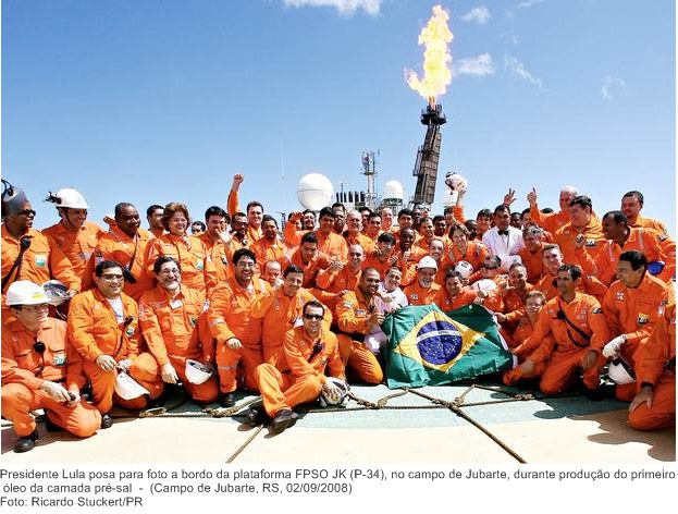 Presidente Lula posa para foto a bordo da plataforma FPSO JK (P-34), no campo de Jubarte, durante produção do primeiro óleo da camada pré-sal.