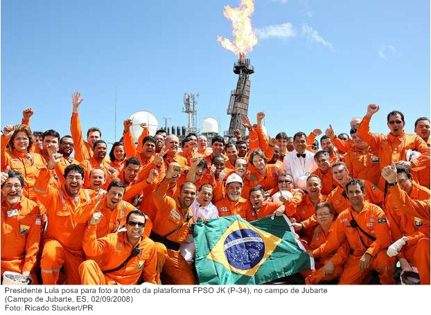 Presidente Lula posa para foto a bordo da plataforma FPSO JK (P-34), no campo de Jubarte.
