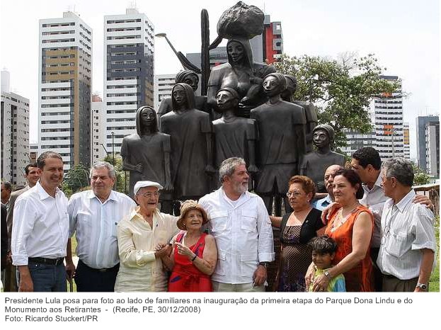 Presidente Lula posa para foto ao lado de familiares na inauguração da primeira etapa do Parque Dona Lindu e do Monumento aos Retirantes.