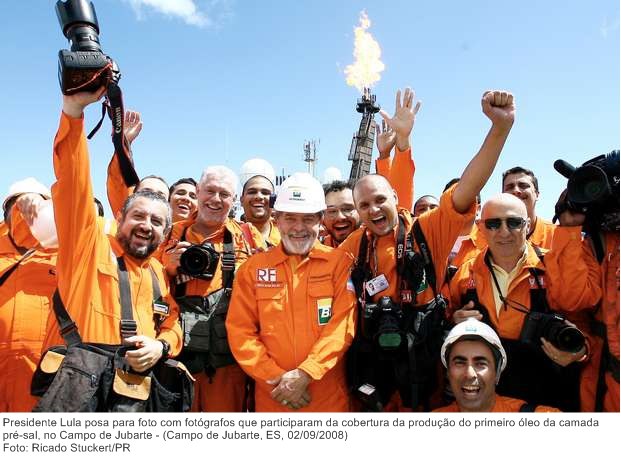 Presidente Lula posa para foto com fotógrafos que participaram da cobertura da produção do primeiro óleo da camada pré-sal, no Campo de Jubarte.