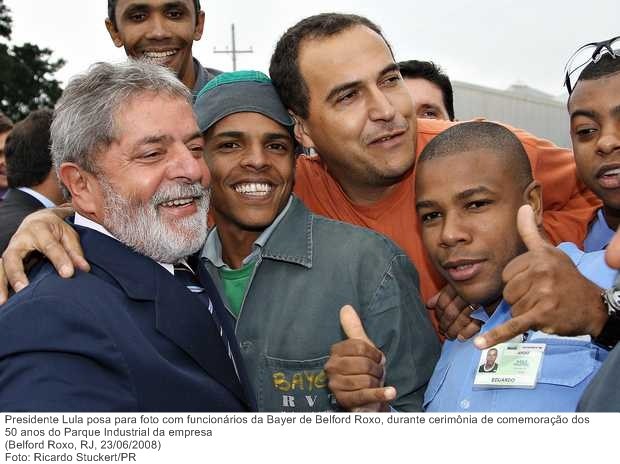 Presidente Lula posa para foto com funcionários da Bayer de Belford Roxo, durante cerimônia de comemoração dos 50 anos do Parque Industrial da empresa.