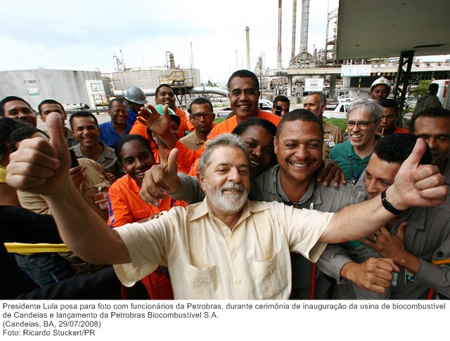 Presidente Lula posa para foto com funcionários da Petrobras, durante cerimônia de inauguração da usina de biocombustível de Candeias e lançamento da Petrobras Biocombustível S.A.
