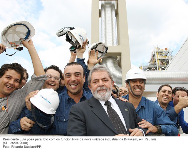 Presidente Lula posa para foto com os funcionários da nova unidade industrial da Braskem, em Paulínia.
