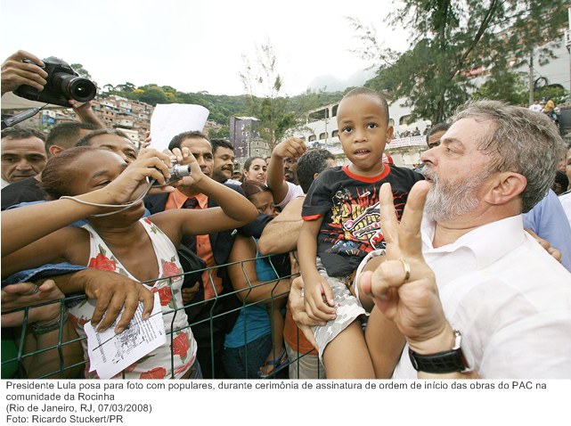 Presidente Lula posa para foto com populares, durante cerimônia de assinatura de ordem de início das obras do PAC na comunidade da Rocinha.
