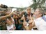 Presidente Lula posa para foto com populares, durante cerimônia de assinatura de ordem de início das obras do PAC na comunidade da Rocinha.