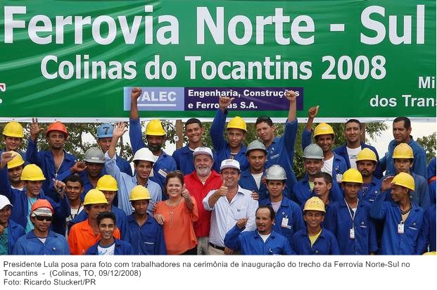 Presidente Lula posa para foto com trabalhadores na cerimônia de inauguração do trecho da Ferrovia Norte-Sul no Tocantins.