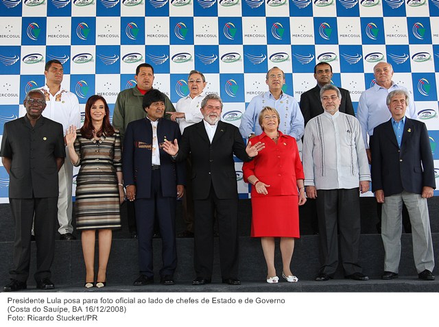 Presidente Lula posa para foto oficial ao lado de chefes de Estado e de Governo.