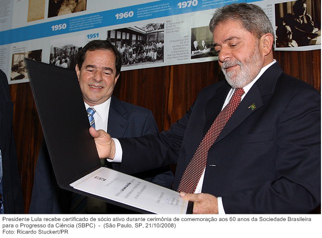Presidente Lula recebe certificado de sócio ativo durante cerimônia de comemoração aos 60 anos da Sociedade Brasileira para o Progresso da Ciência (SBPC).