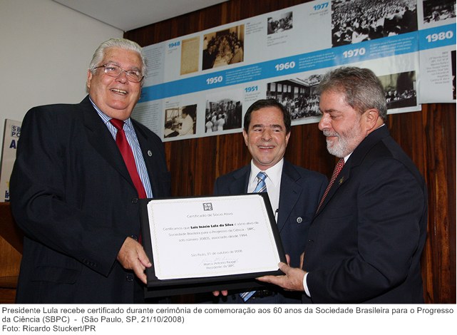 Presidente Lula recebe certificado durante cerimônia de comemoração aos 60 anos da Sociedade Brasileira para o Progresso da Ciência (SBPC).