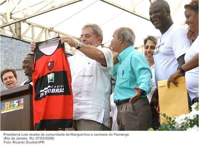 Presidente Lula recebe da comunidade de Manguinhos a camiseta do Flamengo.