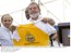 Presidente Lula recebe da comunidade de Manguinhos a camiseta do projeto Mão na massa, que abre espaço para o trabalho feminino na construção civil.
