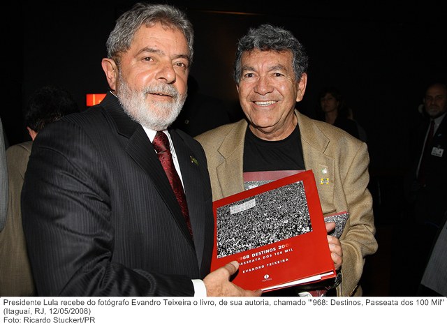 Presidente Lula recebe do fotógrafo Evandro Teixeira o livro, de sua autoria, chamado '''968 Destinos, Passeata dos 100 Mil''.