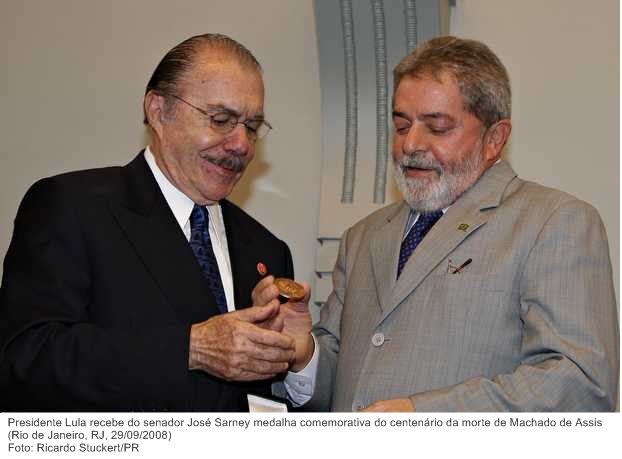 Presidente Lula recebe do senador José Sarney medalha comemorativa do centenário da morte de Machado de Assis.