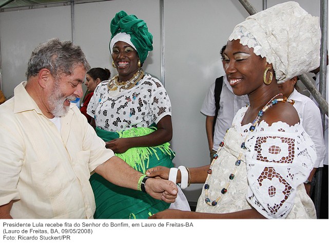 Presidente Lula recebe fita do Senhor do Bonfim, em Lauro de Freitas-BA.