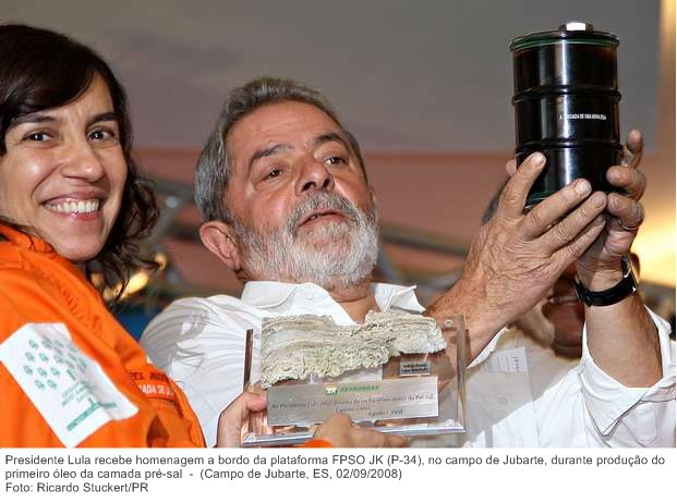 Presidente Lula recebe homenagem a bordo da plataforma FPSO JK (P-34), no campo de Jubarte, durante produção do primeiro óleo da camada pré-sal (2).