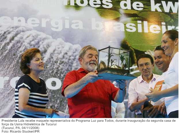 Presidente Lula recebe maquete representativa do Programa Luz para Todos, durante inauguração da segunda casa de força da Usina Hidrelétrica de Tucuruí (2).