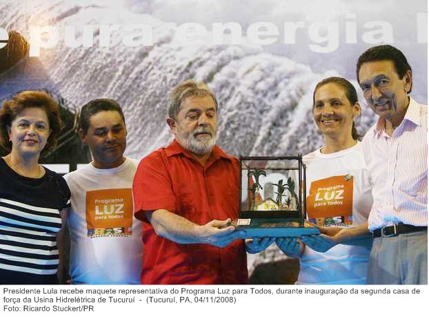 Presidente Lula recebe maquete representativa do Programa Luz para Todos, durante inauguração da segunda casa de força da Usina Hidrelétrica de Tucuruí.