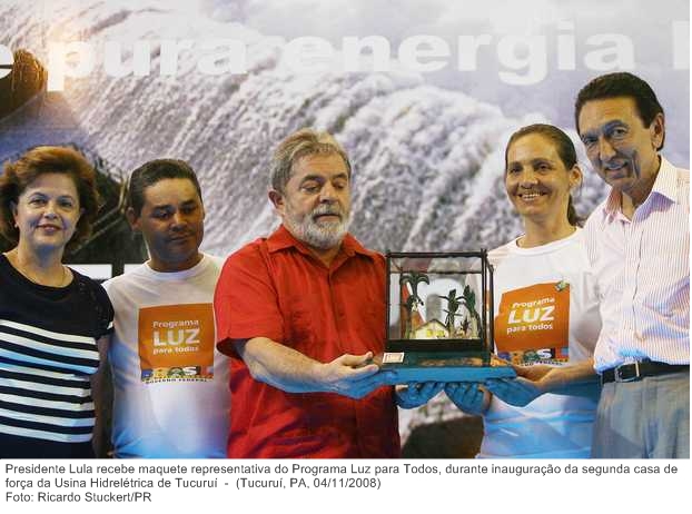 Presidente Lula recebe maquete representativa do Programa Luz para Todos, durante inauguração da segunda casa de força da Usina Hidrelétrica de Tucuruí.