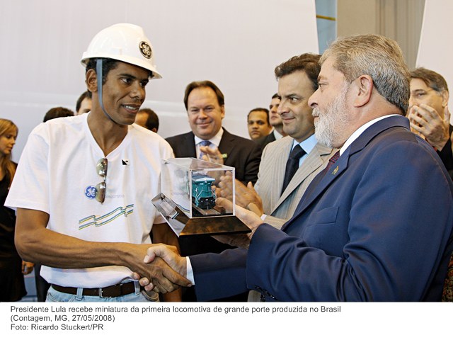 Presidente Lula recebe miniatura da primeira locomotiva de grande porte produzida no Brasil.