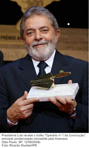 Presidente Lula recebe o troféu Operário nº 1 da Construção, principal condecoração concedida pela Anamaco.