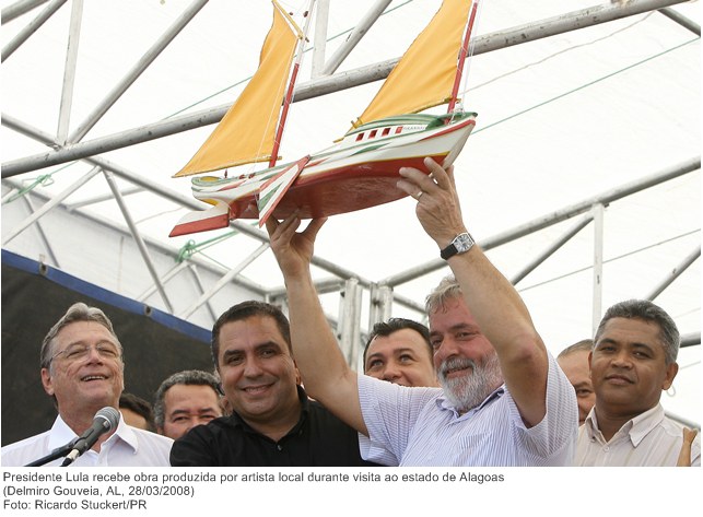 Presidente Lula recebe obra produzida por artista local durante visita ao estado de Alagoas.