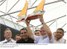 Presidente Lula recebe obra produzida por artista local durante visita ao estado de Alagoas.