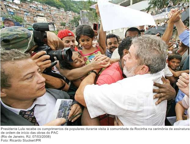 Presidente Lula recebe os cumprimentos de populares durante visita à comunidade da Rocinha na cerimônia de assinatura de ordem de início das obras do PAC.