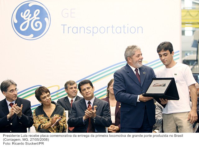 Presidente Lula recebe placa comemorativa da entrega da primeira locomotiva de grande porte produzida no Brasil.