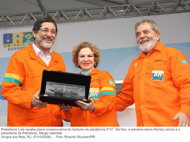 Presidente Lula recebe placa comemorativa do batismo da plataforma P-51. Na foto, a primeira-dama Marisa Letícia e o presidente da Petrobras, Sérgio Gabrielli.