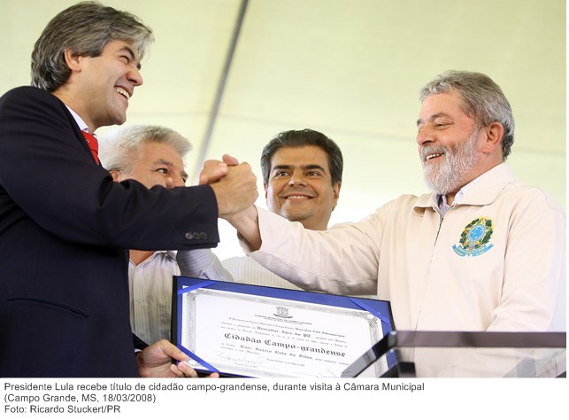 Presidente Lula recebe título de cidadão campo-grandense, durante visita à Câmara Municipal.