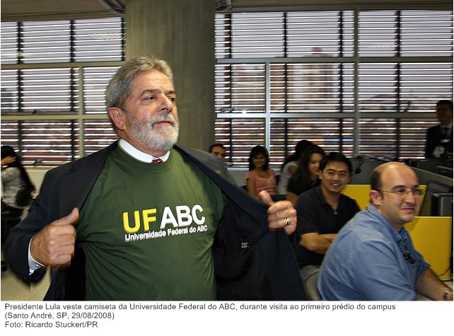 Presidente Lula veste camiseta da Universidade Federal do ABC, durante visita ao primeiro prédio do campus.