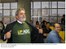 Presidente Lula veste camiseta da Universidade Federal do ABC, durante visita ao primeiro prédio do campus.